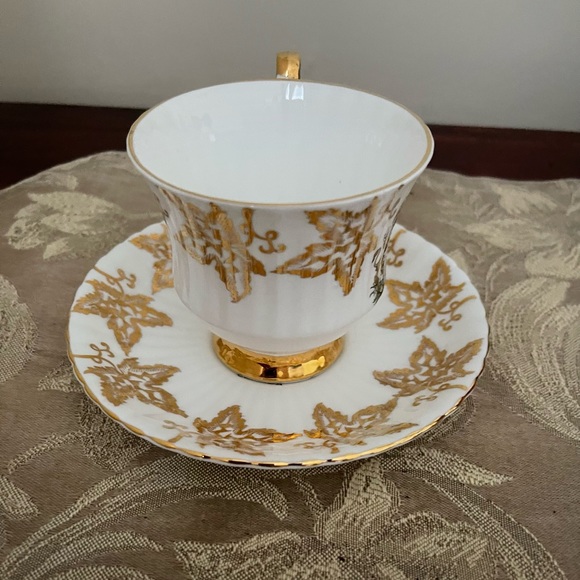 Royal Windsor Canada Gold Maple Leaf Teacup & Saucer - Picture 6 of 13